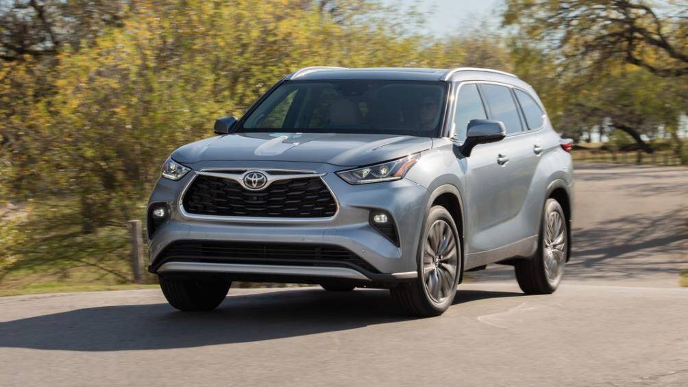 7. Toyota Highlander Hybrid 2020 (điểm tổng thể: 8,2/10, giá khởi điểm: 38.200 USD)