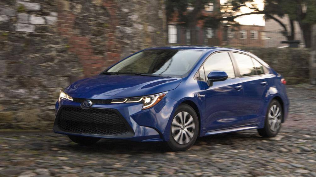 8. Toyota Corolla Hybrid 2020 (điểm tổng thể: 8,1/10, giá khởi điểm: 23.100 USD)