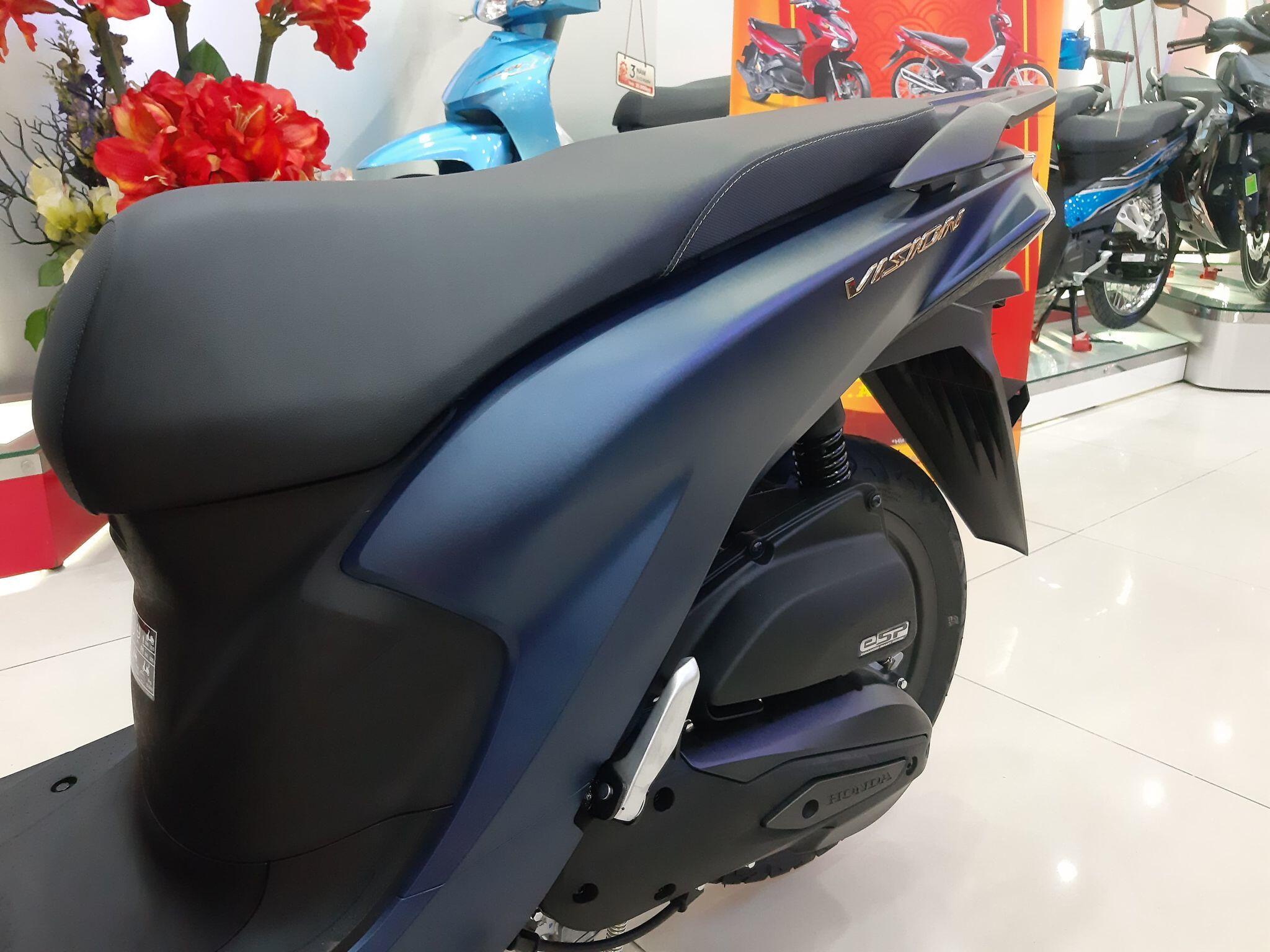 Tiếp nối SH Mode vừa ra mắt, Vision được sử dụng công nghệ dập khung xe mới bằng laze, giúp giảm trọng lượng mà vẫn đảm bảo chất lượng, độ bền. Nhờ tận dụng thế mạnh của công nghệ ép khuôn, trọng lượng xe nhẹ hơn, giúp Vision vận hành ổn định dù đi đường xóc, gồ ghề