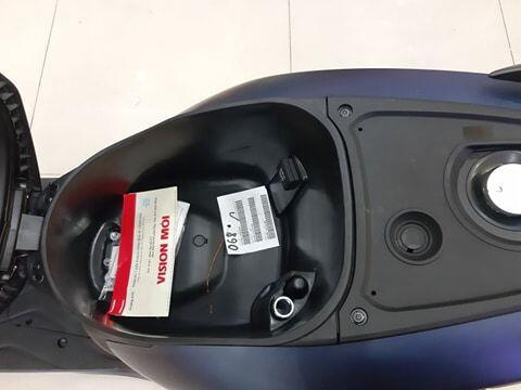 Hộc đựng đồ với dung tích lớn được trang bị thêm cổng sạc ACC tiện lợi, giúp nâng tầm trải nghiệm cho khách hàng.