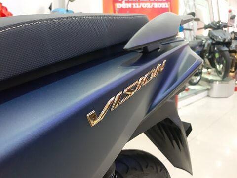 Logo 3D nổi trên thân xe với đường nét liền mạch, rõ ràng mang đến hình ảnh trẻ trung và năng động