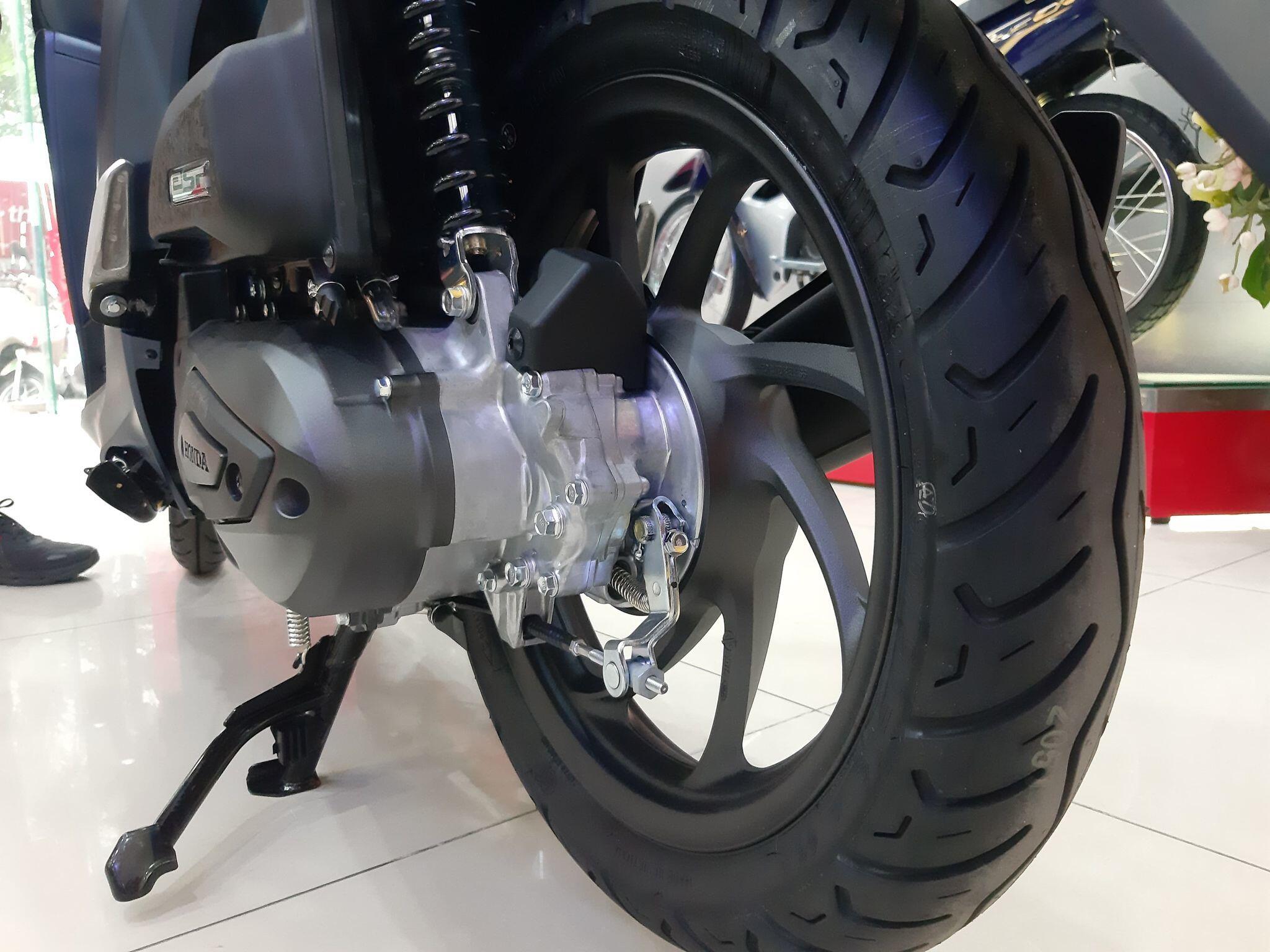 ... kết hợp cùng bề mặt có cấu trúc 3 chiều mang lại ấn tượng về sự thanh lịch