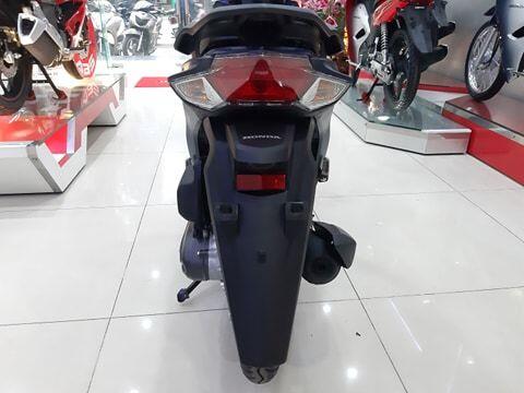 Cụm đèn sau và đèn xi nhan được thiết kế tinh xảo, bố trí liền khối mang lại phong cách trẻ trung, thanh lịch, nhỏ gọn tiện lợi