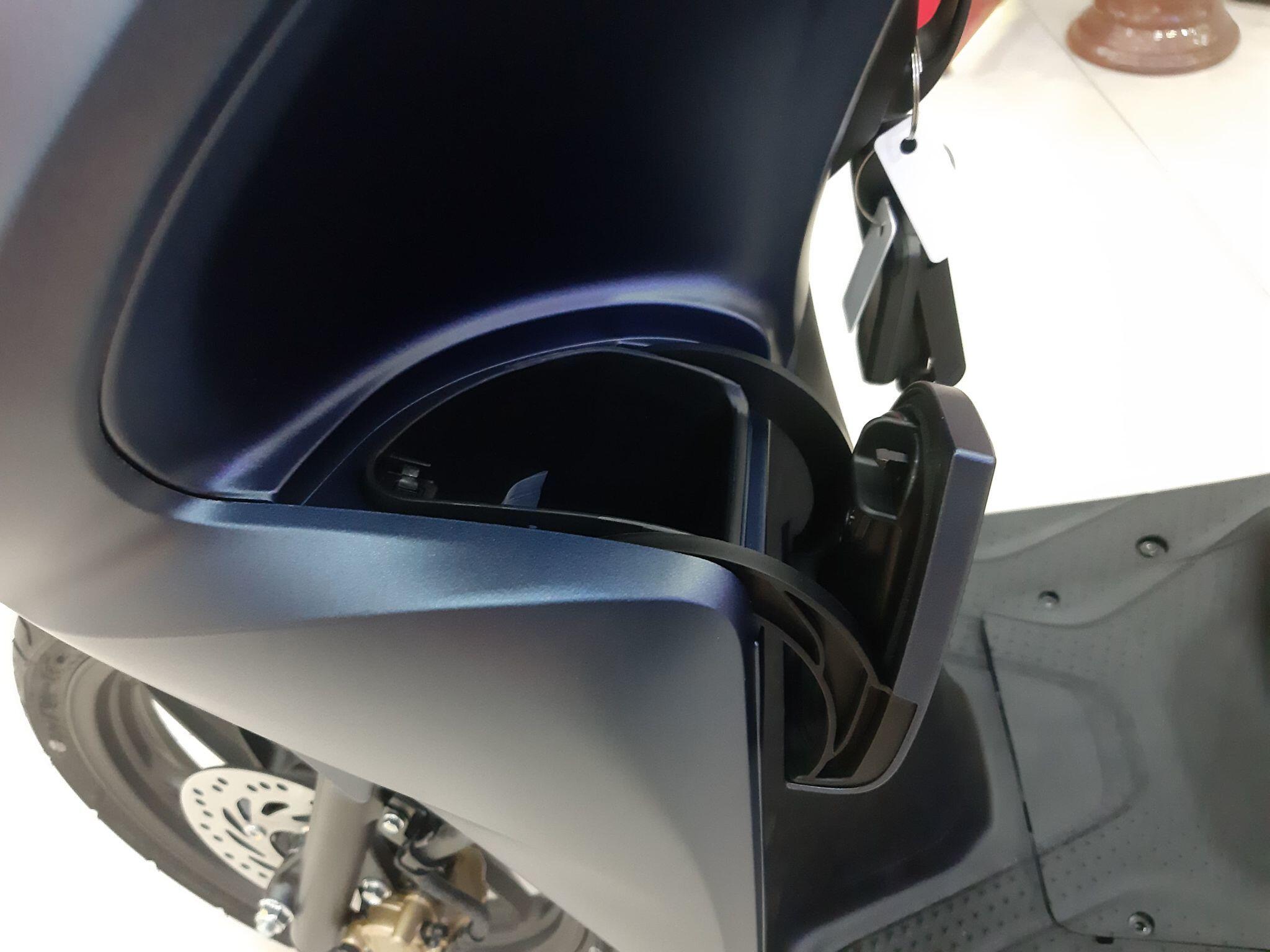 Hộc đựng đồ phía trước với kích thước rộng rãi, có khả năng chứa nhiều vật dụng cá nhân, nay được bổ sung thêm nắp đậy tiện lợi