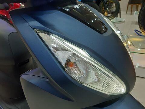 Đèn xe được trang trí thêm đèn nhận diện dạng LED