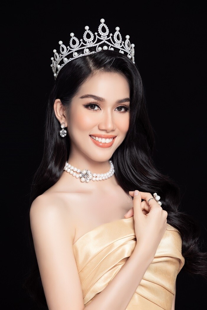 Phạm Ngọc Phương Anh được xem là một trong những nàng hậu đại diện cho vẻ đẹp tri thức và hiện đại. Với bảng thành tích học tập có Ielts 8.0, DALF C1 tiếng Pháp…, Phương Anh đã đem đến hình ảnh một nàng á hậu chững chạc, có tri thức.
