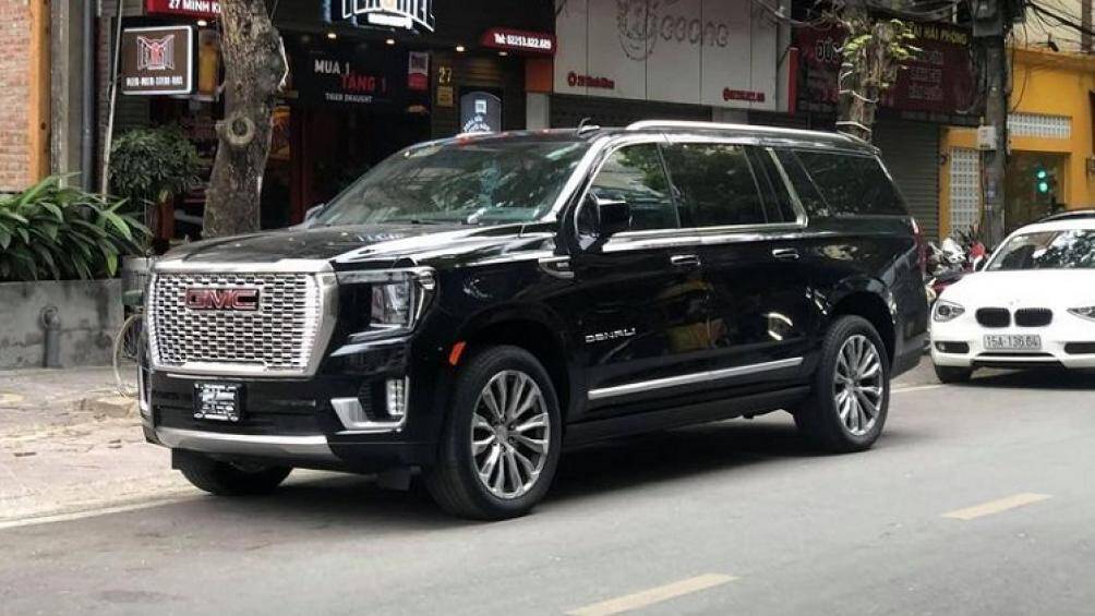 Chiếc SUV cỡ lớn GMC Yukon XL Denali 2021 đầu tiên tại Việt Nam được một công ty nhập xe tư nhân đưa về mới đây đã xuất hiện trên đường phố Hải Phòng