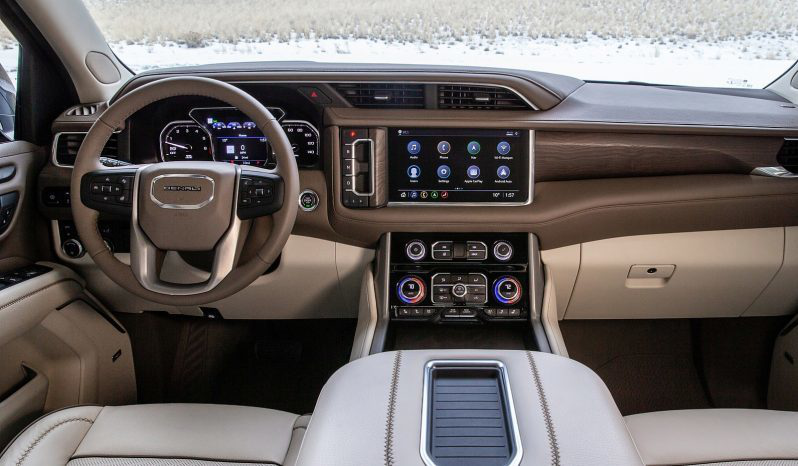 GMC Yukon XL Denali 2021 có cấu hình 7 chỗ ngồi với hàng ghế thứ 2 tách biệt. Vô-lăng bốn chấu to bản tích hợp nút bấm điều chỉnh