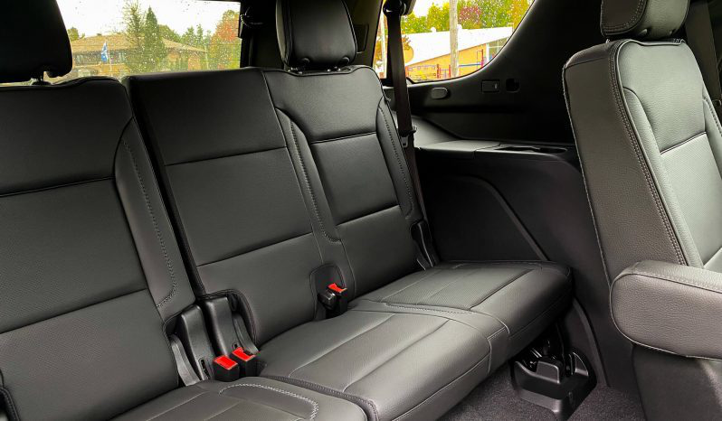 Hàng ghế trước có tính năng sưởi và làm mát. Có chiều dài tổng thể gần 6 mét