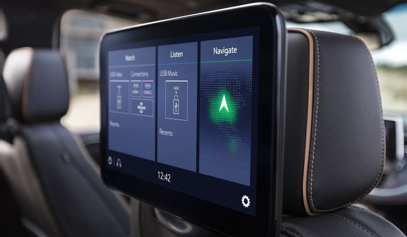 Chính giữa bảng táp-lô là màn hình giải trí dạng cảm ứng kích thước 8 inch, giải trí qua nhiều nguồn khác nhau, như đĩa DVD, USB hay thẻ SD