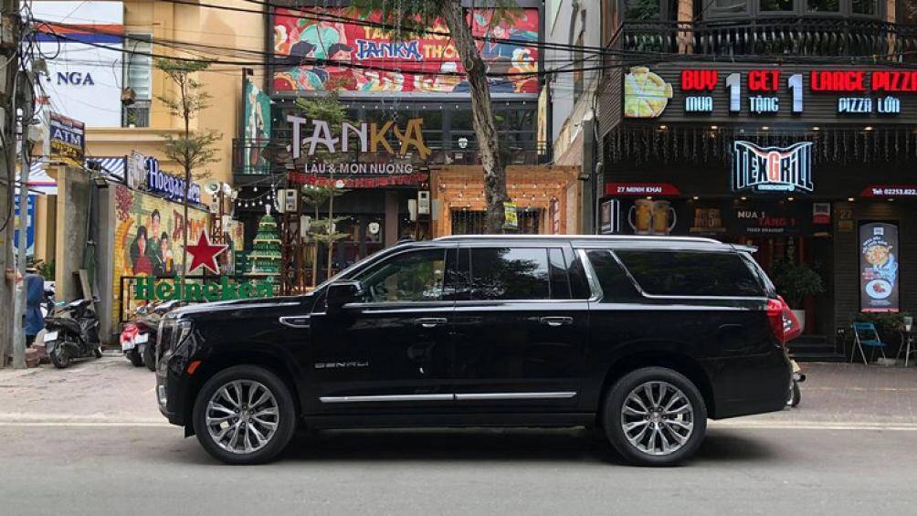 Bên cạnh ngoại hình to lớn, bệ vệ theo đúng chuẩn xe Mỹ, chiếc xe này còn có nước sơn ngoại thất màu đen với nhiều chi tiết trang trí ốp crome sáng bóng