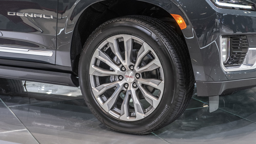 Để tương đồng với kích thước khủng, chiếc GMC Yukon XL Denali 2021 này được chủ nhân tuỳ chọn bộ mâm lên tới 22 inch
