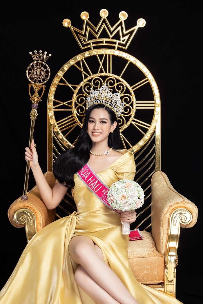 Hoa hậu Đỗ Thị Hà được xem là “em út” khi cô sinh năm 2001, nhỏ tuổi nhất trong top 3. Tân Hoa hậu khoe thần thái  trên ghế đăng quang cùng quyền trượng mạ vàng sang trọng.