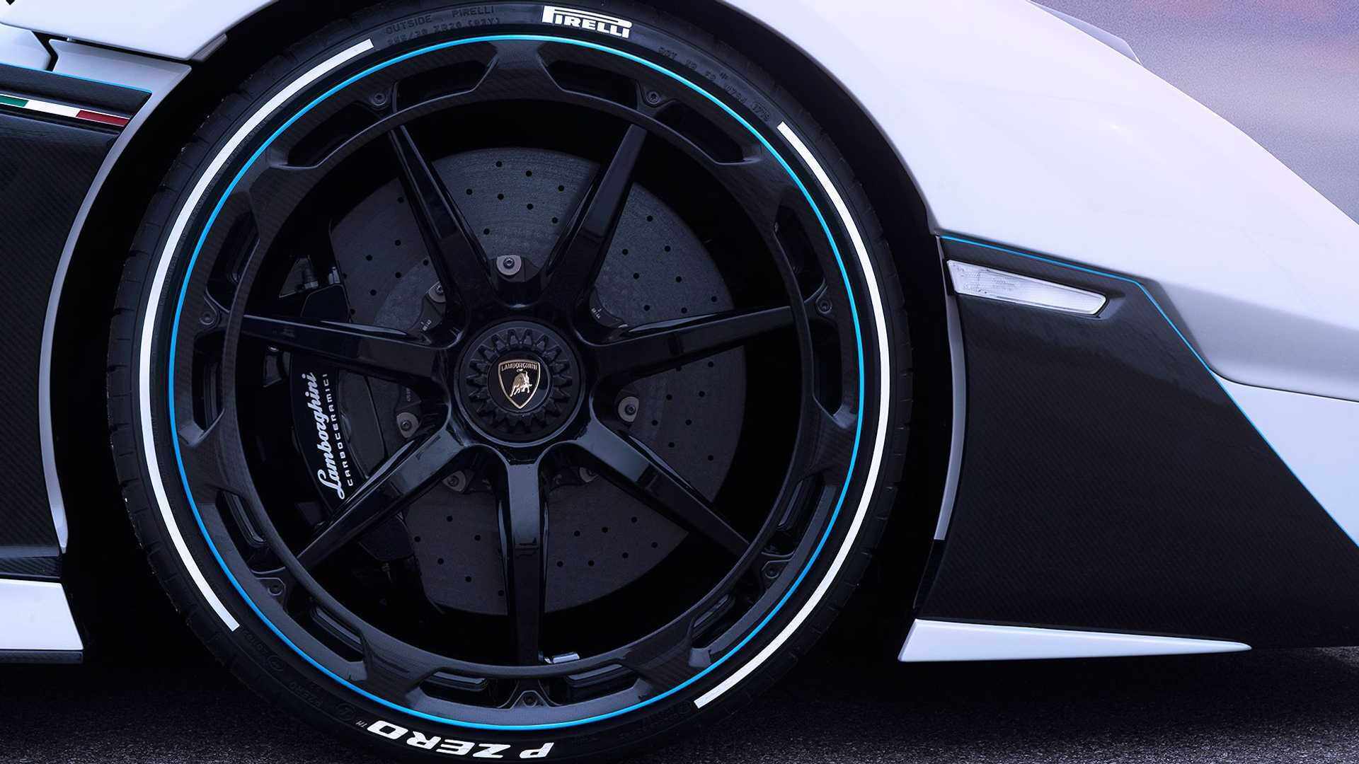 SC20 sử dụng bộ lốp đua Pirelli PZero