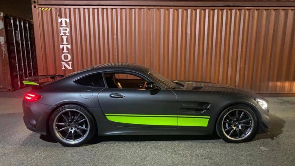 Khi xe ở chế độ Race, cánh gió sẽ hạ góc nghiêng xuống thêm 40 mm ở tốc độ trên 80 km/h, giúp tăng lực nén 40 kg khi xe đạt tốc độ 250 km/h