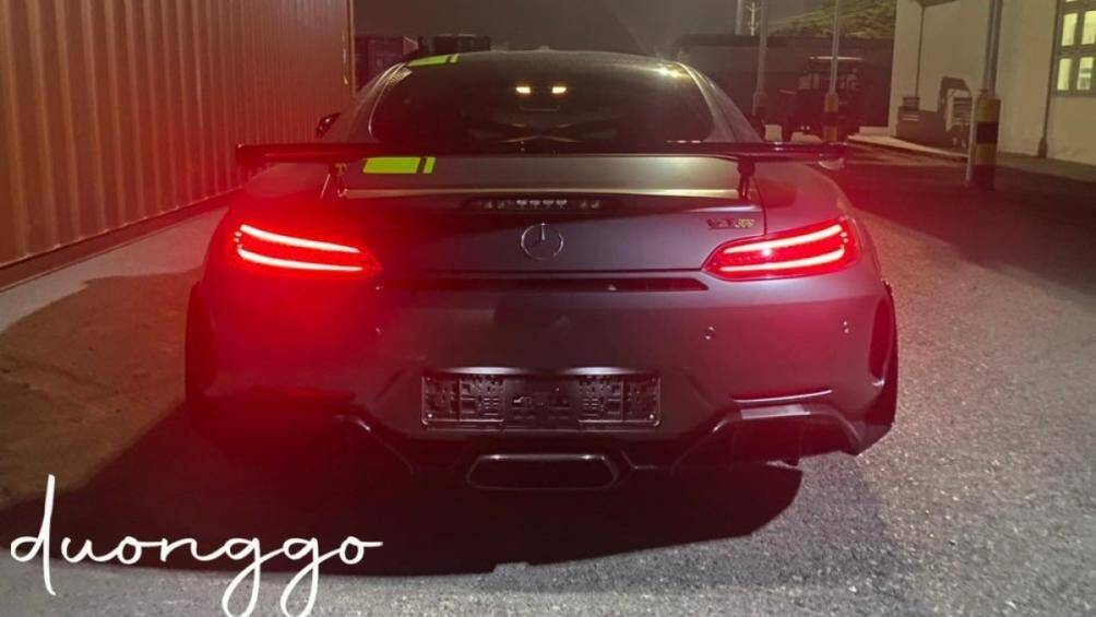 Từ phía sau, GTR nổi bật với cánh gió cố định kích thước lớn, tấm khuếch tán hầm hố cùng cụm ống xả trung tâm, mâm đa chấu kích thước 19 và 20 inch