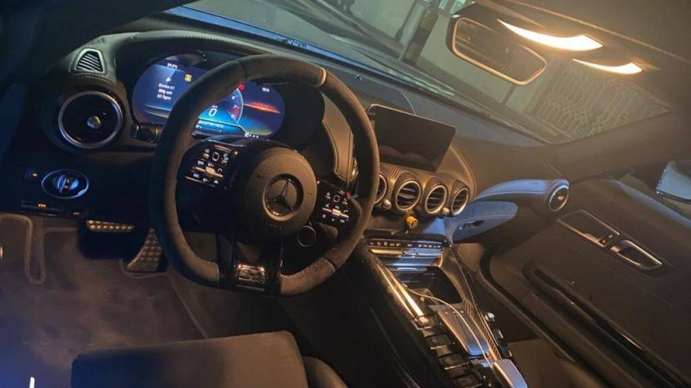 Bên trong là vô-lăng 3 chấu AMG, đồng hồ phía sau là màn hình kỹ thuật số 12,3 inch, màn hình trung tâm 10,25 inch, kết hợp âm thanh Burmester