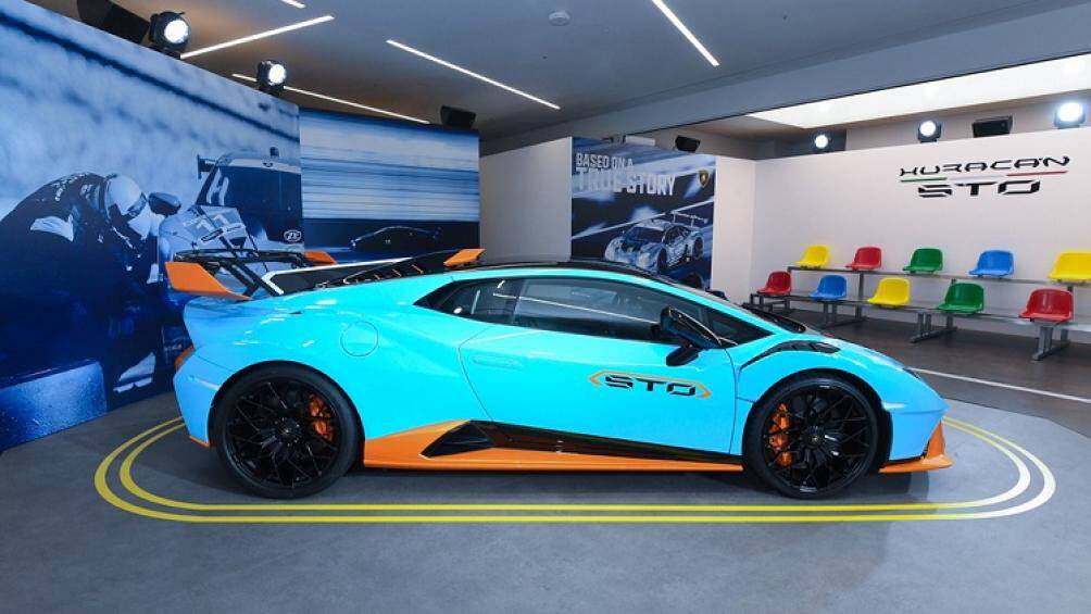 Diện mạo đầu xe được làm nguyên khối, bằng sợi carbon với các hốc gió thiết kế khác biệt hoàn toàn so với các phiên bản Lamborghini Huracan trước