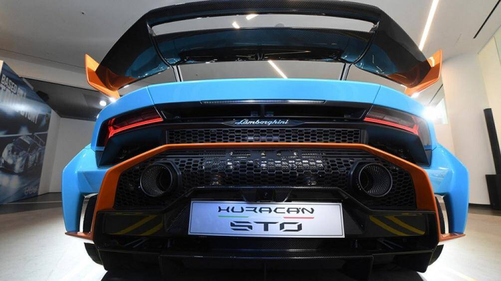 Đuôi xe với cánh gió lớn. Bộ đèn vẫn tạo dải sáng hình súng lục có từ thời phiên bản Performante. Một kênh hút khí NACA được tích hợp vào cản sau