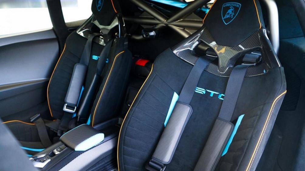 Huracan STO có ghế ngồi thể thao carbon, nội thất bọc da Alcantara kết hợp carbon, dây an toàn 4 điểm. Các chi tiết xanh lam, đỏ, vàng, xám đen trẻ trung