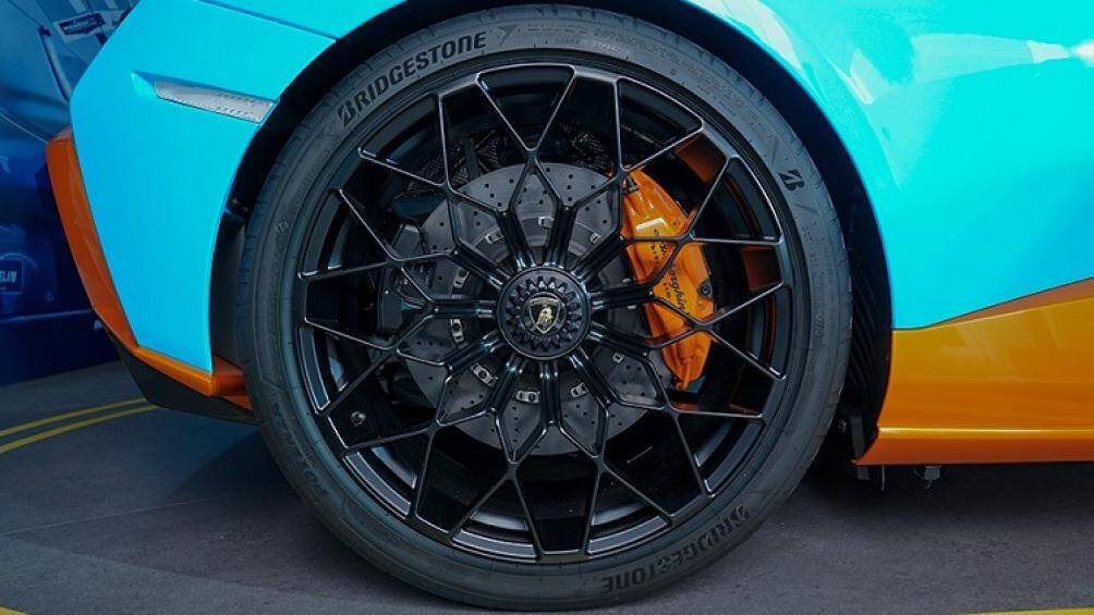 Xe sở hữu thân hình gọn nhẹ rất ấn tượng nhờ sợi carbon. Siêu xe này sở hữu trọng lượng xe ở mức chỉ 1.339 kg