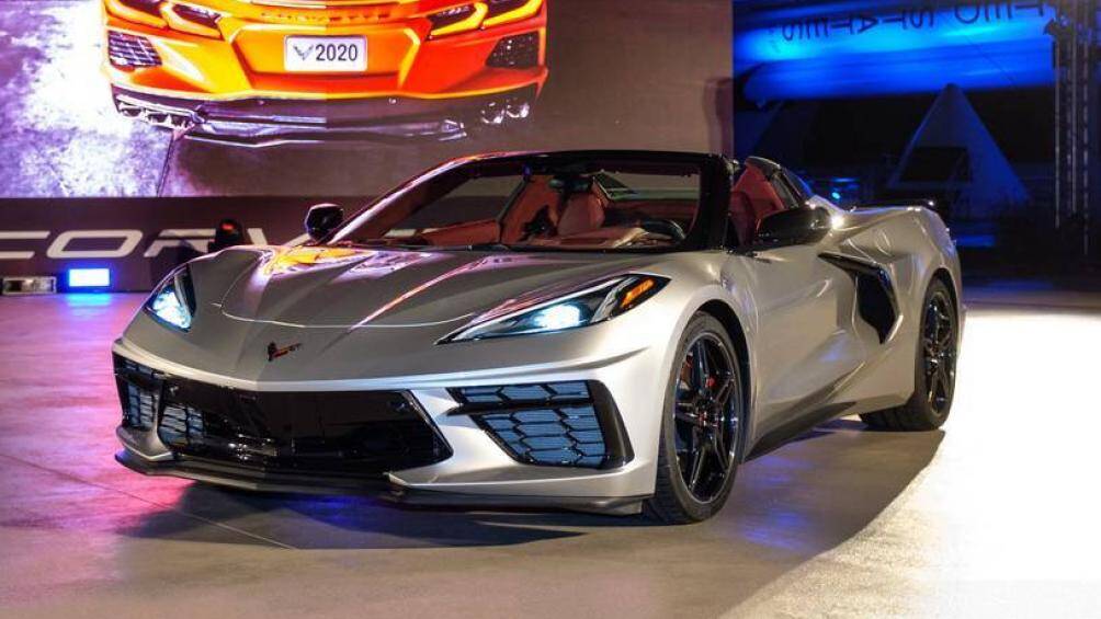 1. Chevrolet Corvette Convertible 2021 (giá khởi điểm: 58.900 USD, điểm tổng thể: 9/10)