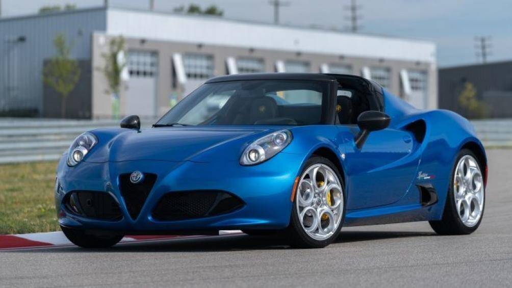 10. Alfa Romeo 4C Spider 2020 (giá khởi điểm: 67.150 USD, điểm tổng thể: 6,2/10)