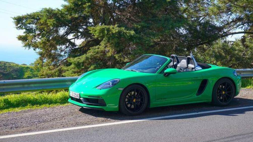 2. Porsche 718 Boxster 2021 (giá khởi điểm: 62.000 USD, điểm tổng thể: 8,8/10)