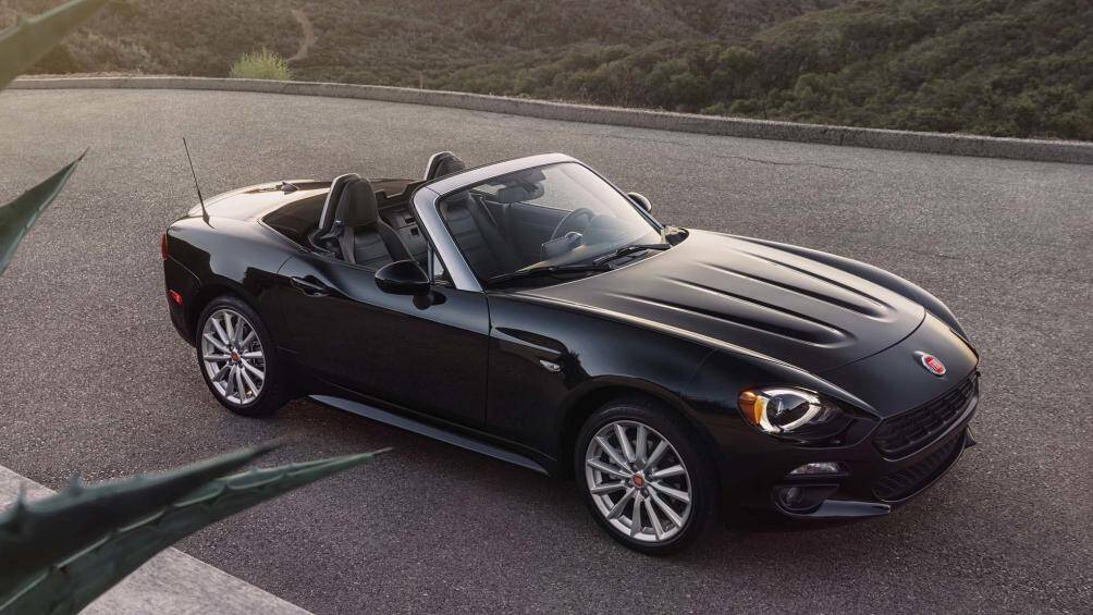 9. Fiat 124 Spider 2020 (giá khởi điểm: 25.390 USD, điểm tổng thể: 7/10)