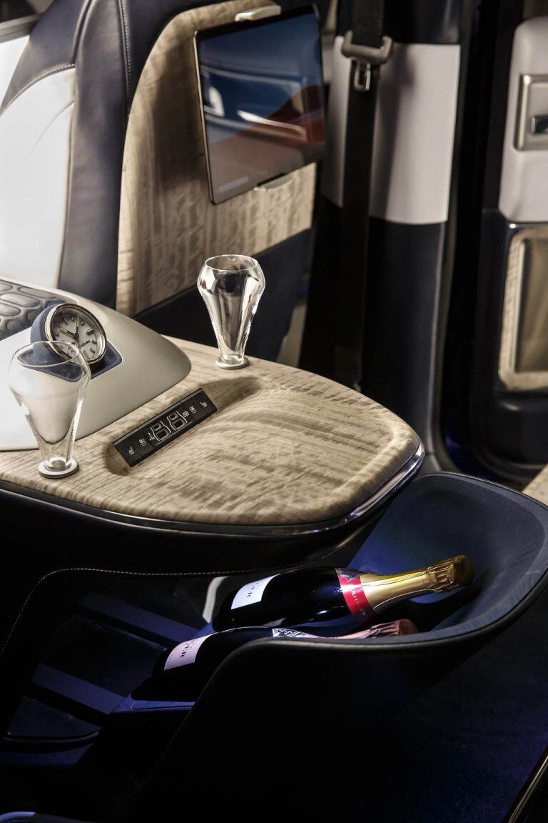 Ở nóc xe còn có cửa sổ trời toàn cảnh tiêu chuẩn, thêm vào đó là tủ lạnh cho đồ uống, hộc đựng ly và rượu