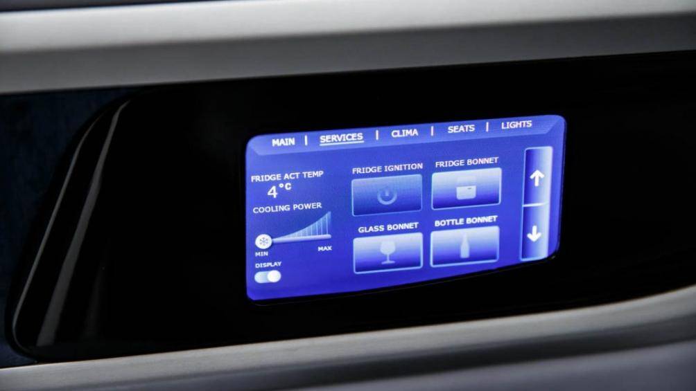 Chiếc siêu limousine nặng 2,6 tấn tăng tốc 0-100 km/h trong 4,5 giây, vận tốc tối đa được giới hạn ở 210 km/h