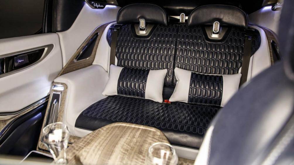 Bên trong nội thất là không gian sang trọng đẳng cấp, sử dụng các chất liệu xa xỉ như da Foglizzo hay da bò ở nhiều vị trí