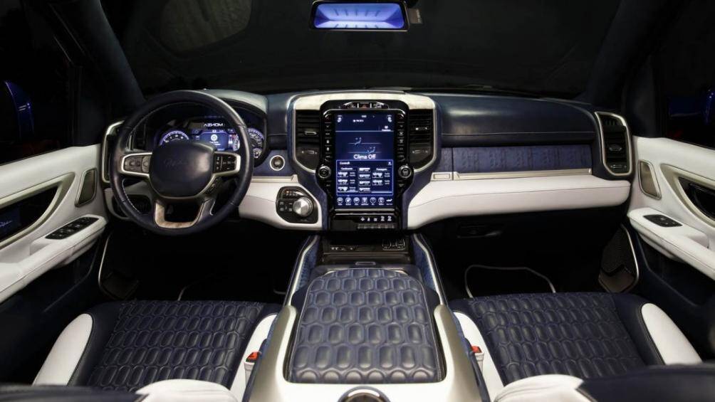 Vô-lăng 3 chấu sang trọng, cụm đồng hồ analog kết hợp màn hình kỹ thuật số ở giữa, núm xoay chuyển số, và màn hình thông tin giải trí cảm ứng cỡ lớn đặt dọc