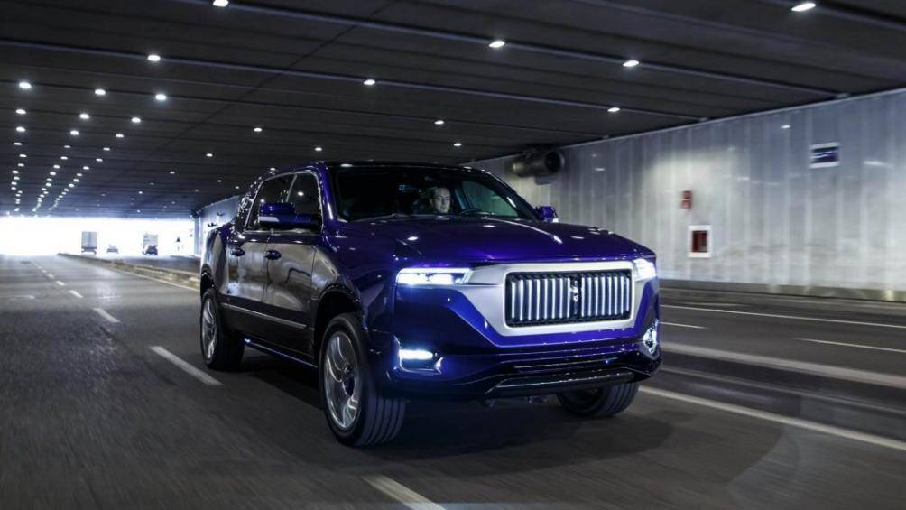 Phần thùng bán tải gần như “biến mất”, được chuyển đổi thành kính sau và vuốt cong từ mui xuống đuôi xe vô cùng mỹ miều