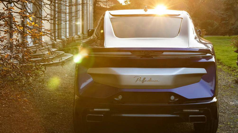 Việc sản xuất xe hoàn toàn thực hiện thủ công theo kỹ thuật truyền thống, trong đó nắp ca-pô, nóc xe và cản trước/sau đều được làm từ sợi carbon