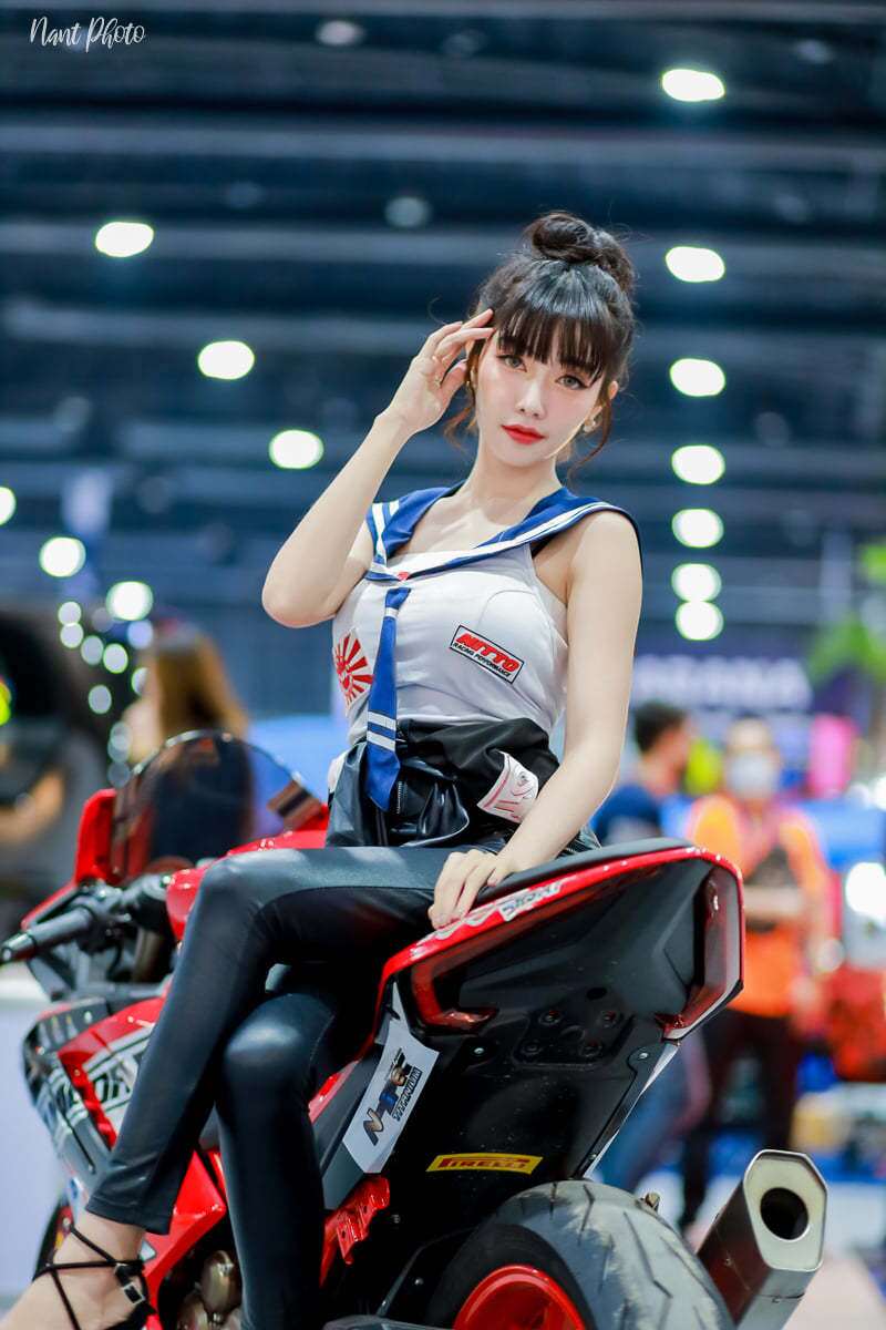 Khoe dáng uyển chuyển trên yên xe