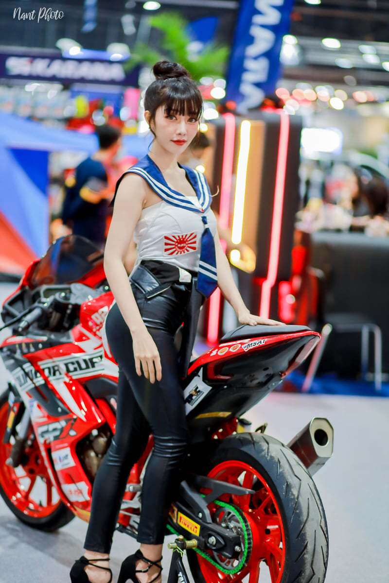 Bên cạnh người đẹp là chiếc xe mô tô GPX R200R có xuất xứ từ chính quê hương mình