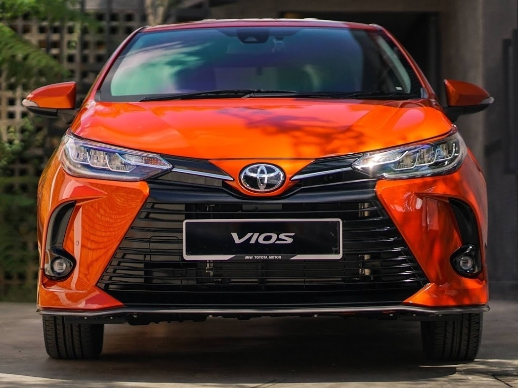 Dưới mui xe, Vios duy trì động cơ 4 xi-lanh Dual VVT-i 1,5 lít cho công suất 107 mã lực và mô-men xoắn 140 Nm