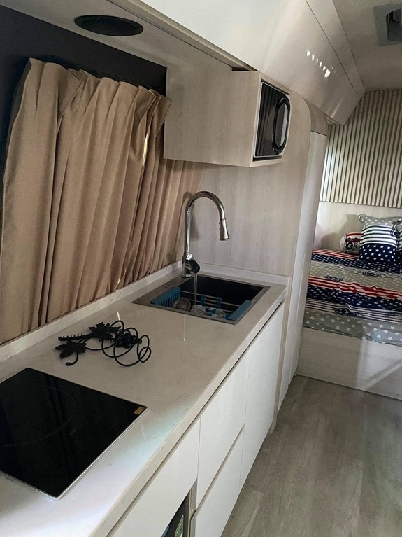 Khu vực bếp gồm: Bếp âm, chậu rửa, lò vi sóng... Đây được xem là "ngôi nhà di động" Ford E450 độc nhất tại Việt Nam tính đến thời điểm hiện tại