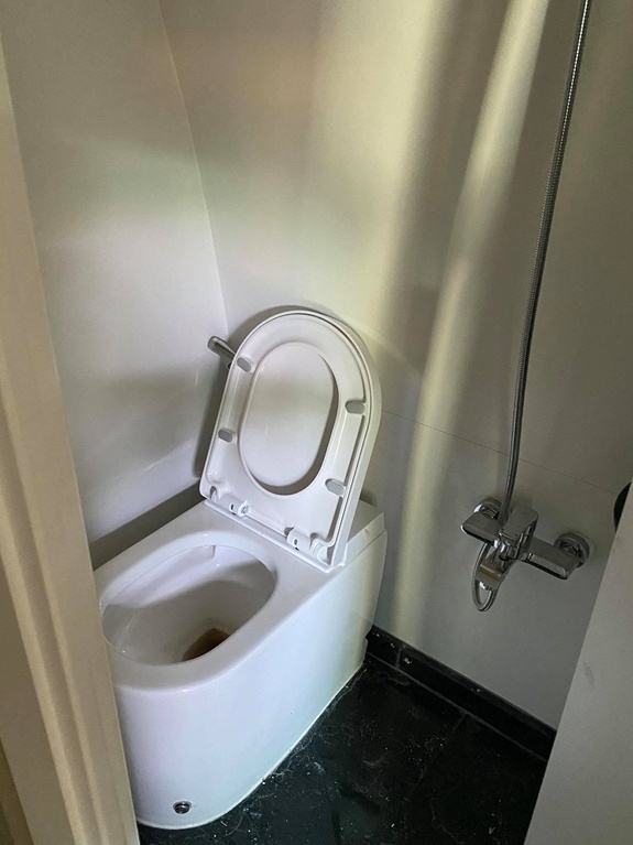 Khoang sau với thiết kế rất tinh tế khi giường ngủ cuối xe và WC cũng như bàn bếp, chậu rửa bên ngoài