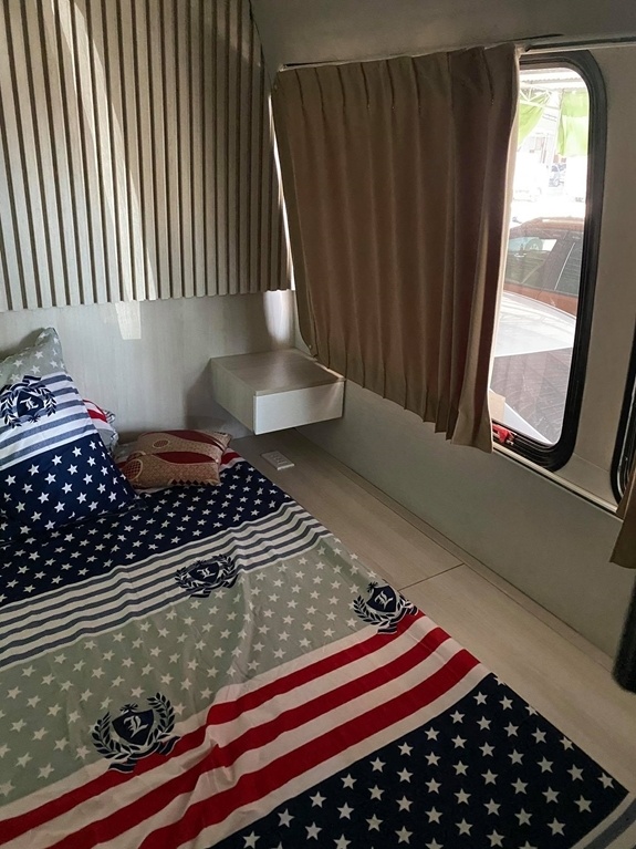 Phần buồng ngủ thiết kế có bàn góc và ổ cắm tiện dụng phía dưới