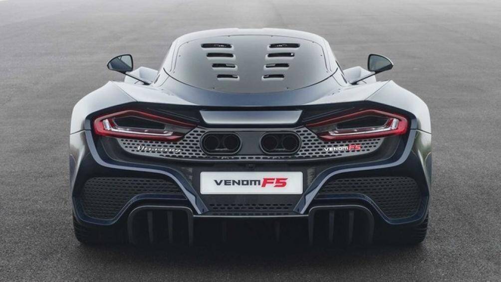 Khối động cơ của Hennessey Venom F5 nặng 289 kg với đầu xi-lanh làm từ nhôm, ống xả nối từ động cơ được làm từ thép không gỉ và hệ thống xả Inconel