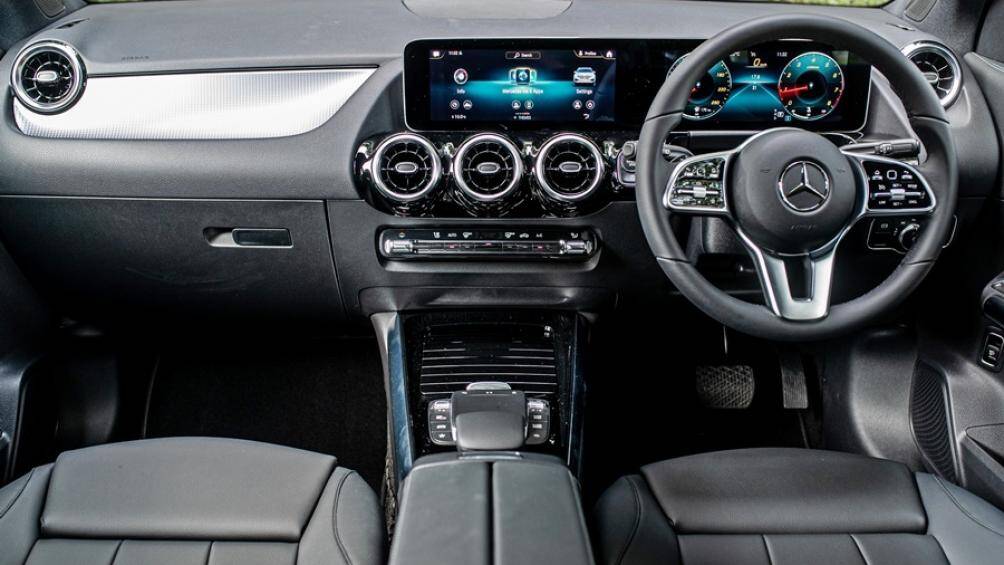 Bên trong, xe được trang bị ghế trước chỉnh điện có nhớ vị trí, ghế ngồi sử dụng chất liệu giả da Artico (với phiên bản 200)