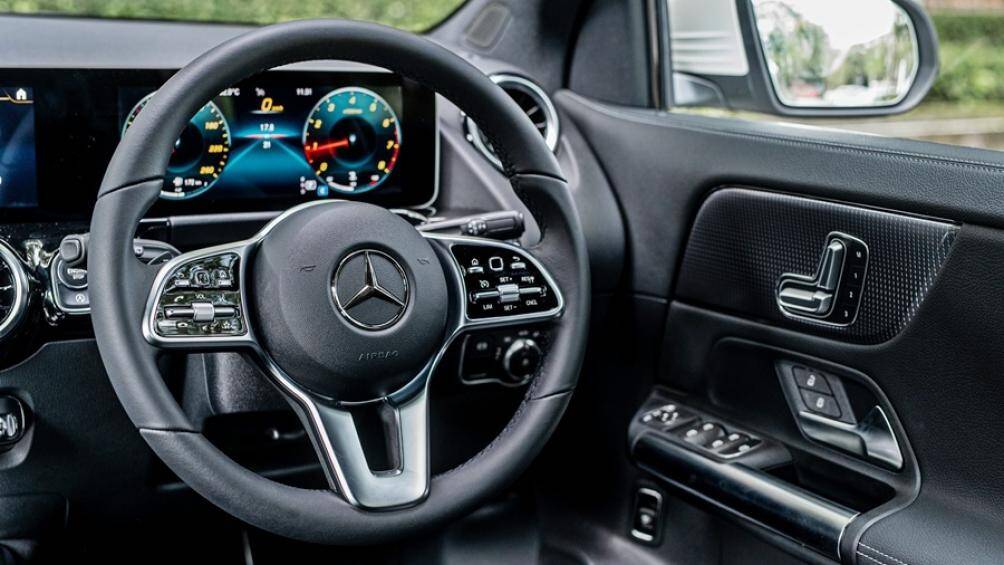 Đối với phiên bản 250 có thêm vô lăng đáy phẳng tích hợp lẫy chuyển số, ghế ngồi bọc vi sợi Artico và Dinamica cùng những điểm nhấn trang trí bằng nhôm