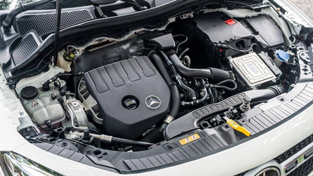 GLA 200 được trang bị động cơ xăng tăng áp 1.3L, 4 xi-lanh sản sinh công suất tối đa 160 mã lực, có thể tăng tốc từ 0-100 km/h trong vòng 8,7 giây