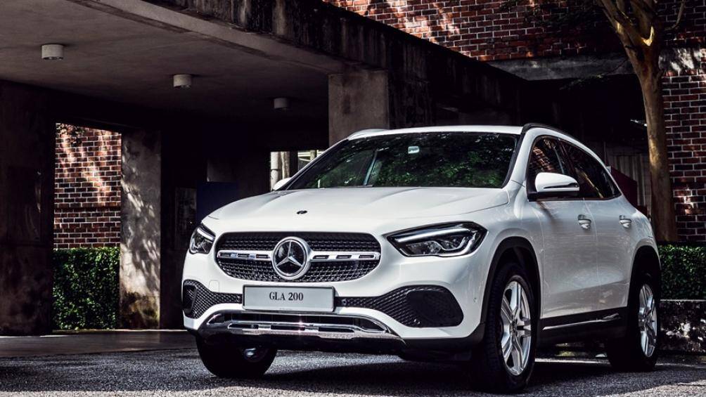 Phần đầu xe nổi bật với lưới tản nhiệt lớn hơn và đèn pha LED với thiết kế bắt mắt, thiết kế cản trước tương tự như với khe hút gió giả và cửa gió trung tâm bên dưới