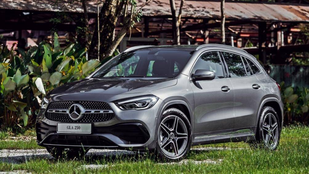 GLA 250 trông hầm hố hơn với cánh gió trước nhô ra, những điểm nhấn trang trí màu đen bóng và lưới tản nhiệt hình thang với những điểm nhấn mạ chrome