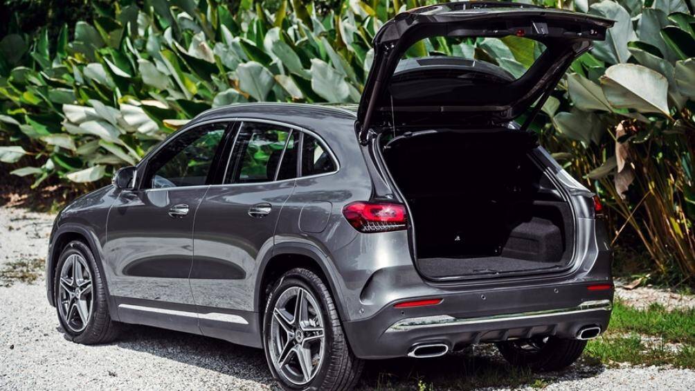 Mercedes-Benz GLA 2021 sở hữu cụm đèn hậu LED hai mảnh cùng ống xả kép viền chrome