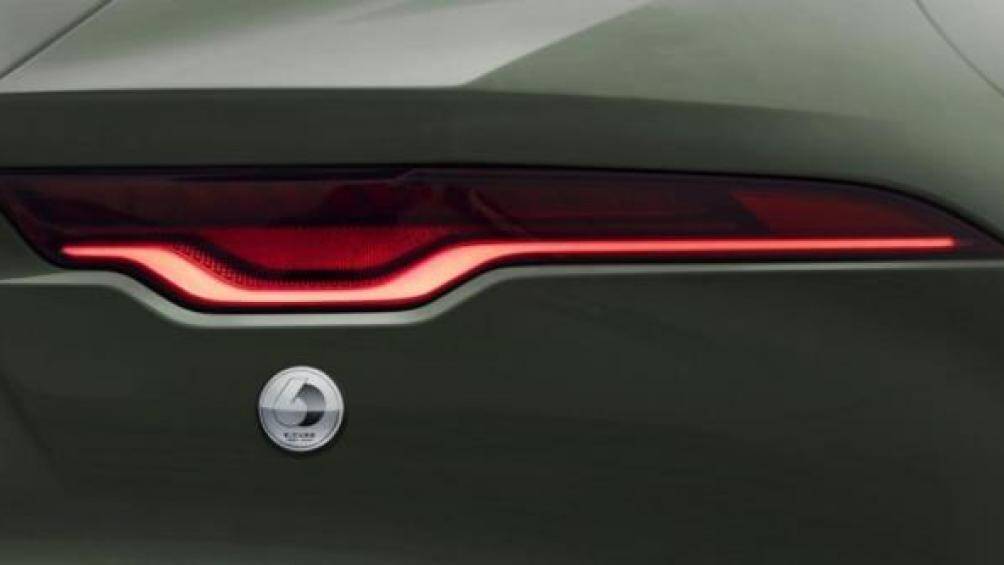 Jaguar F-Type Heritage 60 Edition được trang bị động cơ V8 5.0 lít sản sinh công suất 575 mã lực. Xe có thể  tăng tốc từ 0 – 100 km/h trong vòng 3,5 giây