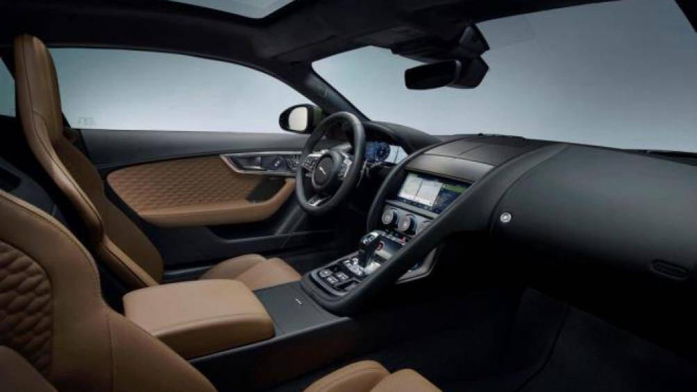 Khoang nội thất của chiếc xe cũng đã được thiết kế riêng cho phiên bản đặc biệt này. Nội thất xe được bọc bằng da Caraway và Ebony Windsor